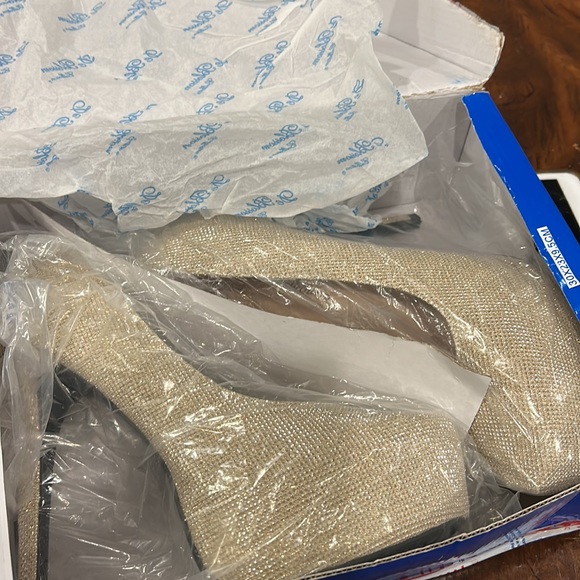 Shimmery Gold High Heel Platform Pumps,NWT, sz 9 - Picture 13 of 13
